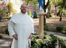 – Fakt, że Żywy Różaniec przetrwał 200 lat na różnych kontynentach, świadczy o tym, że jest to dzieło Boże. Ludzkie inicjatywy rzadko mają taką trwałość. Paulina Jaricot nie żyje od niemal dwustu lat, a jej wspólnota wciąż funkcjonuje. Jej beatyfikacja przed dwoma laty przypomniała tę wielką postać wielu ludziom. Duchowe dzienniki, w których zapisywała rozmowy z Jezusem, są w Polsce niemal nieznane, a stanowią niezwykłe świadectwo – mówi o. Michał Szałkowski OP.
