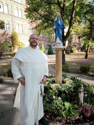 – Fakt, że Żywy Różaniec przetrwał 200 lat na różnych kontynentach, świadczy o tym, że jest to dzieło Boże. Ludzkie inicjatywy rzadko mają taką trwałość. Paulina Jaricot nie żyje od niemal dwustu lat, a jej wspólnota wciąż funkcjonuje. Jej beatyfikacja przed dwoma laty przypomniała tę wielką postać wielu ludziom. Duchowe dzienniki, w których zapisywała rozmowy z Jezusem, są w Polsce niemal nieznane, a stanowią niezwykłe świadectwo – mówi o. Michał Szałkowski OP.