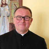 – Ludzie mają pytania w stylu: „Na co idą pieniądze z tacy?”, „Jak odróżnić grzech ciężki od lekkiego?”, a w komentarzach pod nagraniami padają zapytania o przykazania Boże i kościelne. Kiedy mówię kazania, staram się to robić „przyczepnie”, czyli daję dużo przykładów i porównań. Tak samo w książce – mówi ks. Kowalski.