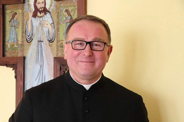 – Ludzie mają pytania w stylu: „Na co idą pieniądze z tacy?”, „Jak odróżnić grzech ciężki od lekkiego?”, a w komentarzach pod nagraniami padają zapytania o przykazania Boże i kościelne. Kiedy mówię kazania, staram się to robić „przyczepnie”, czyli daję dużo przykładów i porównań. Tak samo w książce – mówi ks. Kowalski.