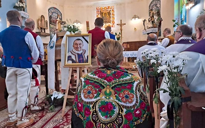 Kiczora  i Nieledwia pożegnały swojego kochanego proboszcza. 