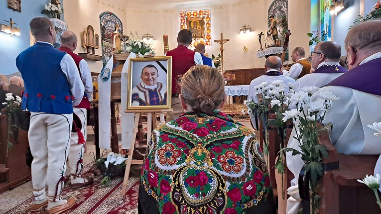 Kiczora  i Nieledwia pożegnały swojego kochanego proboszcza. 