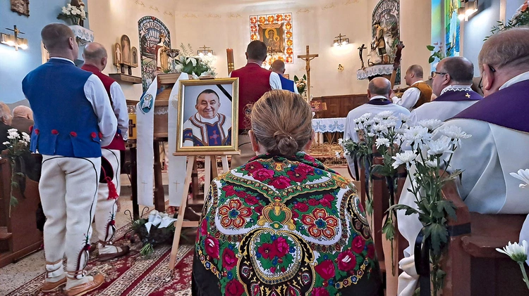 Kiczora  i Nieledwia pożegnały swojego kochanego proboszcza. 