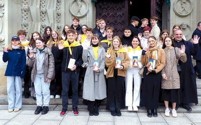 Stypendyści ze swoimi opiekunami przed bielską katedrą.