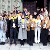 Stypendyści ze swoimi opiekunami przed bielską katedrą.