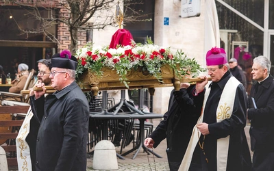 Relikwie świętego nieśli m.in. przedstawiciele duchowieństwa wraz z abp. Tadeuszem Wojdą.