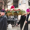 Relikwie świętego nieśli m.in. przedstawiciele duchowieństwa wraz z abp. Tadeuszem Wojdą.
