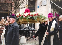Relikwie świętego nieśli m.in. przedstawiciele duchowieństwa wraz z abp. Tadeuszem Wojdą.