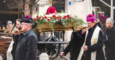 Relikwie świętego nieśli m.in. przedstawiciele duchowieństwa wraz z abp. Tadeuszem Wojdą.