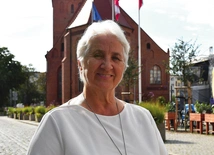 S. Cecylia Bachalska należy do Zgromadzenia Sióstr Misjonarek NMP Królowej Afryki (siostry białe). Urodziła się w Żmigrodzie pod Wrocławiem i jako dziecko przybyła z rodzicami do Gorzowa Wlkp. W 1986 r. po raz pierwszy wyjechała na misje. Jak wesprzeć działalność sióstr? Więcej: siostrybiale.org. Kontakt do s. Cecylii Bachalskiej – e-mail: cbachalska@gmail.com lub WhatsApp: +255 743 003 345.