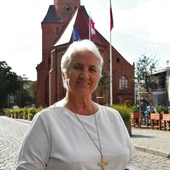 S. Cecylia Bachalska należy do Zgromadzenia Sióstr Misjonarek NMP Królowej Afryki (siostry białe). Urodziła się w Żmigrodzie pod Wrocławiem i jako dziecko przybyła z rodzicami do Gorzowa Wlkp. W 1986 r. po raz pierwszy wyjechała na misje. Jak wesprzeć działalność sióstr? Więcej: siostrybiale.org. Kontakt do s. Cecylii Bachalskiej – e-mail: cbachalska@gmail.com lub WhatsApp: +255 743 003 345.