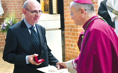 Dr hab. sztuk muzycznych Waldemar Gawiejnowicz jest absolwentem klasy organów Akademii Muzycznej im. I.J. Paderewskiego w Poznaniu oraz absolwentem Wydziału Chemii Uniwersytetu im. A. Mickiewicza. Zawodowo zajmuje się kształceniem muzyków kościelnych (organistów i kantorów) w Katedrze Muzyki Kościelnej macierzystej Akademii. 