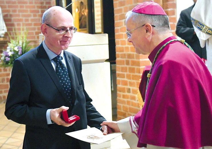 Dr hab. sztuk muzycznych Waldemar Gawiejnowicz jest absolwentem klasy organów Akademii Muzycznej im. I.J. Paderewskiego w Poznaniu oraz absolwentem Wydziału Chemii Uniwersytetu im. A. Mickiewicza. Zawodowo zajmuje się kształceniem muzyków kościelnych (organistów i kantorów) w Katedrze Muzyki Kościelnej macierzystej Akademii. 