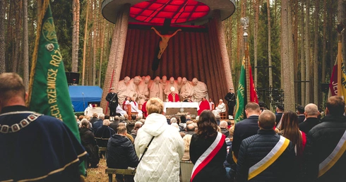 List do organizatorów i uczestników skierował prezydent Karol Nawrocki. Wyraził w nim jedność w hołdzie dla ofiar bestialskiego mordu sprzed 86 lat oraz przypomniał, że Niemcy zamordowali tu ok. 14 tys. osób tylko dlatego,  że były Polakami. 