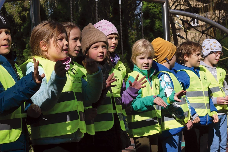 Najmłodsi śpiewali o tym, jak ważna jest troska o własne bezpieczeństwo na drogach.