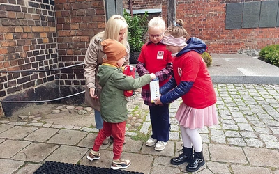 Członkowie Szkolnego Koła Caritas podczas zbiórki przy kościele Mariackim w Słupsku. 