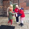 Członkowie Szkolnego Koła Caritas podczas zbiórki przy kościele Mariackim w Słupsku. 