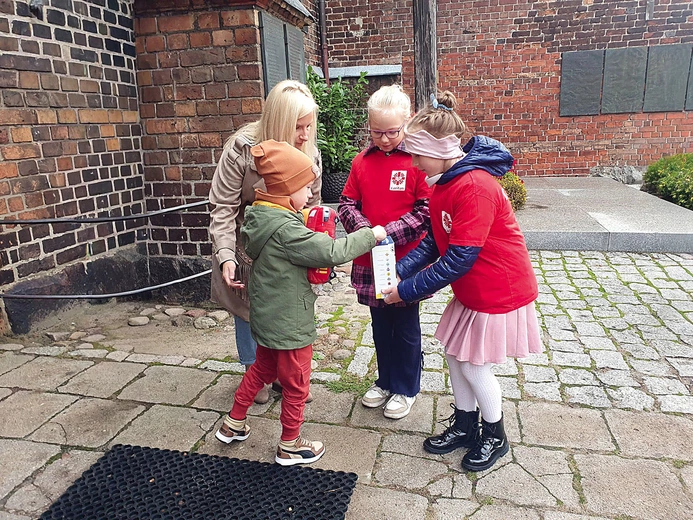 Członkowie Szkolnego Koła Caritas podczas zbiórki przy kościele Mariackim w Słupsku. 