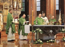 W prezbiterium wystawiona została stuła, której używał  Jan Paweł II podczas spotkania  na gliwickim lotnisku.