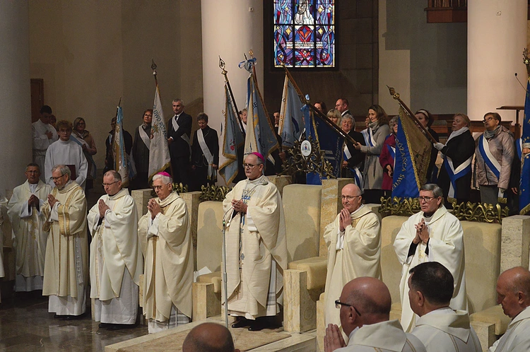 W katowickiej archikatedrze grupy były reprezentowane m.in. poprzez obecność pocztów sztandarowych. 