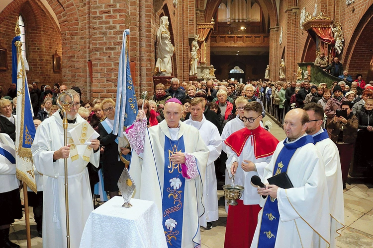 Pielgrzymka ta jest co roku najliczniejszą diecezjalną grupą, która przybywa do Matki Bożej Pokornej w Rudach. 