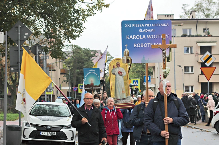 Kiepska pogoda nie zraziła pielgrzymów. Dla nich ważny był cel wędrówki.
