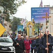 Kiepska pogoda nie zraziła pielgrzymów. Dla nich ważny był cel wędrówki.