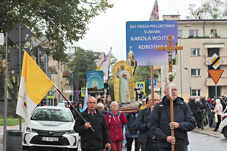 Kiepska pogoda nie zraziła pielgrzymów. Dla nich ważny był cel wędrówki.