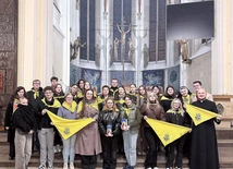 Młodzi podopieczni fundacji modlili w kościele Mariackim w Katowicach. 