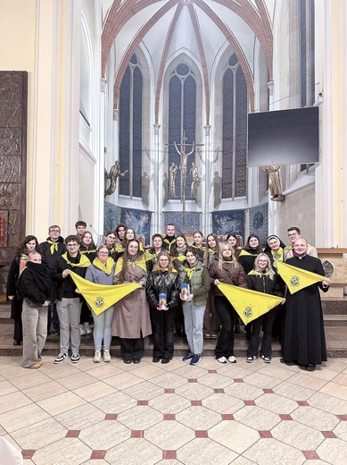 Młodzi podopieczni fundacji modlili w kościele Mariackim w Katowicach. 