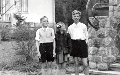 Zakopane, 1951 r. Trójka młodych Krasickich przed Astorią.  Od prawej: Szymon (1936), Anna, zwana Hanką (1941) i Maciej (1940). Wysadzeni z ziemiańskiego siodła miejsce  do życia i przestrzeń wolności znaleźli wraz z matką  pod Tatrami.