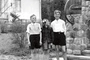 Zakopane, 1951 r. Trójka młodych Krasickich przed Astorią.  Od prawej: Szymon (1936), Anna, zwana Hanką (1941) i Maciej (1940). Wysadzeni z ziemiańskiego siodła miejsce  do życia i przestrzeń wolności znaleźli wraz z matką  pod Tatrami.