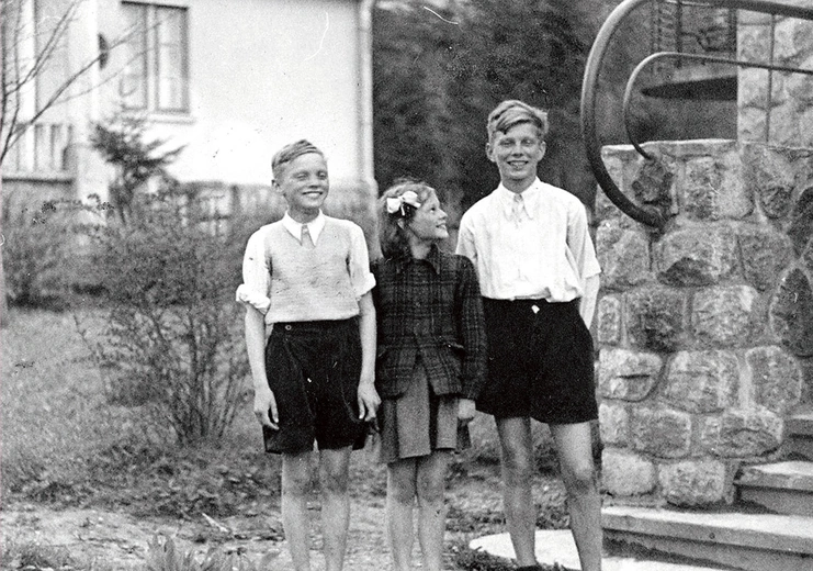 Zakopane, 1951 r. Trójka młodych Krasickich przed Astorią.  Od prawej: Szymon (1936), Anna, zwana Hanką (1941) i Maciej (1940). Wysadzeni z ziemiańskiego siodła miejsce  do życia i przestrzeń wolności znaleźli wraz z matką  pod Tatrami.
