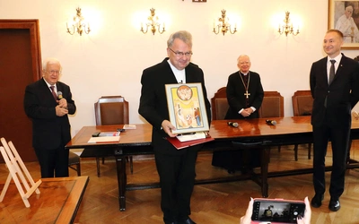 Ks. prof. Paweł Bortkiewicz otrzymał  – tak jak jego poprzednicy – ikonę przedstawiającą Świętą Rodzinę.