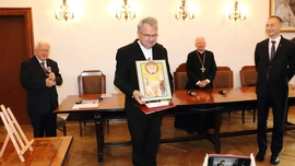 Ks. prof. Paweł Bortkiewicz otrzymał  – tak jak jego poprzednicy – ikonę przedstawiającą Świętą Rodzinę.