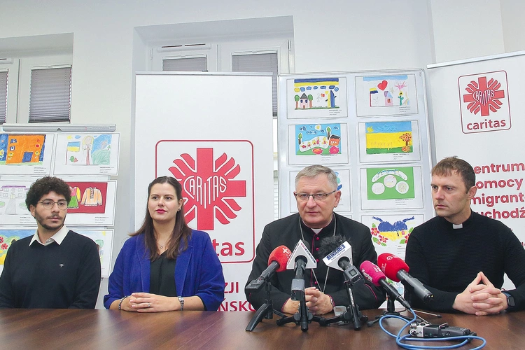 Od lewej: Ali Wehbe, Diana Taranenko, bp Krzysztof Zadarko, ks. Łukasz Bikun.