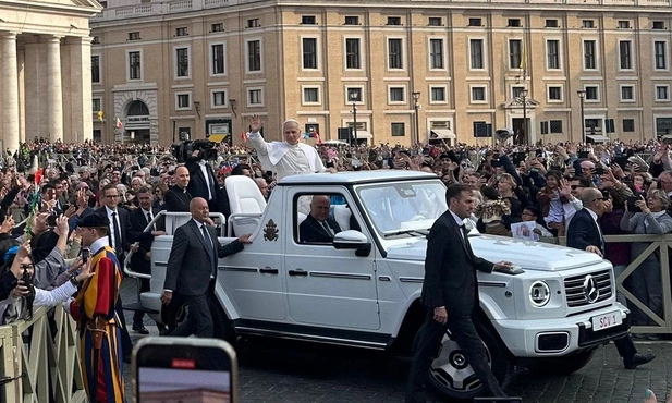 Watykan. Audiencja papieża. Pielgrzymi z archidiecezji katowickiej na placu św. Piotra