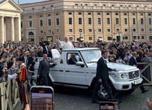 Watykan. Audiencja papieża. Pielgrzymi z archidiecezji katowickiej na placu św. Piotra