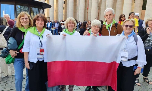 Watykan. Audiencja papieża. Pielgrzymi z archidiecezji katowickiej na placu św. Piotra