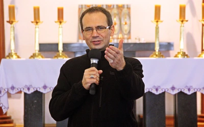 Otwarte spotkania z biskupem na dworcu we Wrocławiu. Każdy może zadać mu pytanie