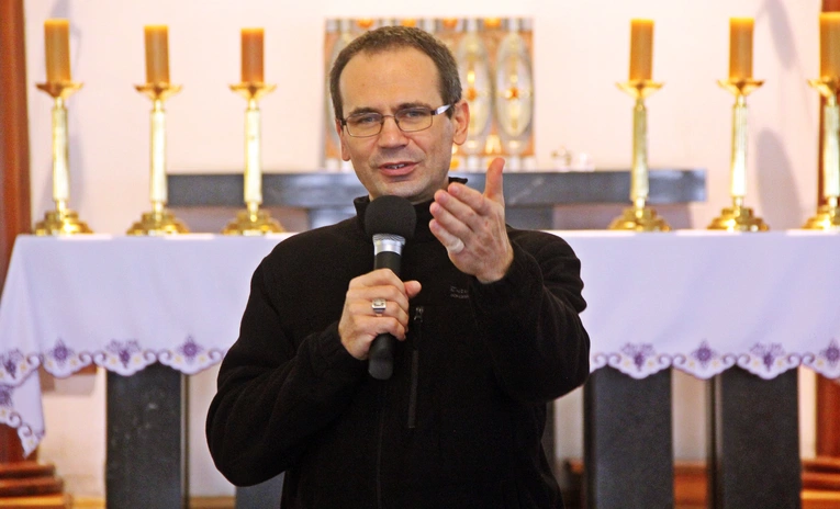 Wiara bez ściemy. Cykl otwartych spotkań z bp. Maciejem Małygą na dworcu