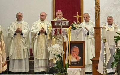 Abp Mokrzycki ofiarował relikwie św. Jana Pawła II