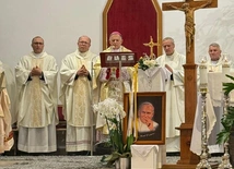 Abp Mokrzycki ofiarował relikwie św. Jana Pawła II