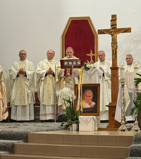 Abp Mokrzycki ofiarował relikwie św. Jana Pawła II