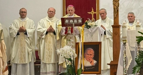 Abp Mokrzycki ofiarował relikwie św. Jana Pawła II