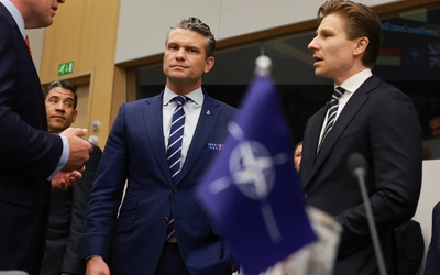 Pete Hegseth (w środku)
