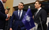 Pete Hegseth (w środku)