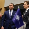 Pete Hegseth (w środku)