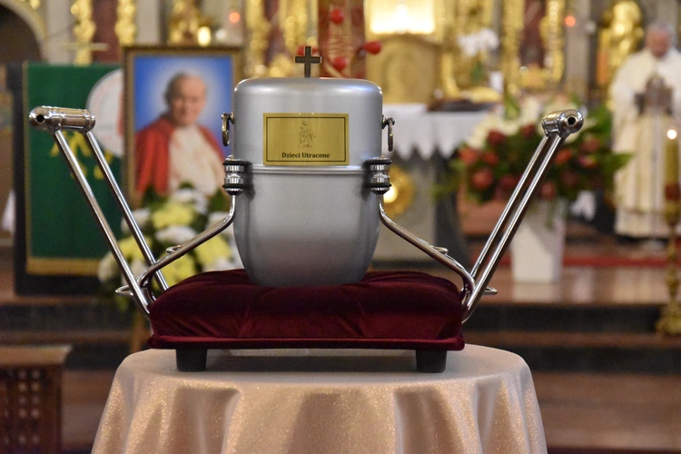 Przasnysz. Pogrzeb dzieci zmarłych przed urodzeniem