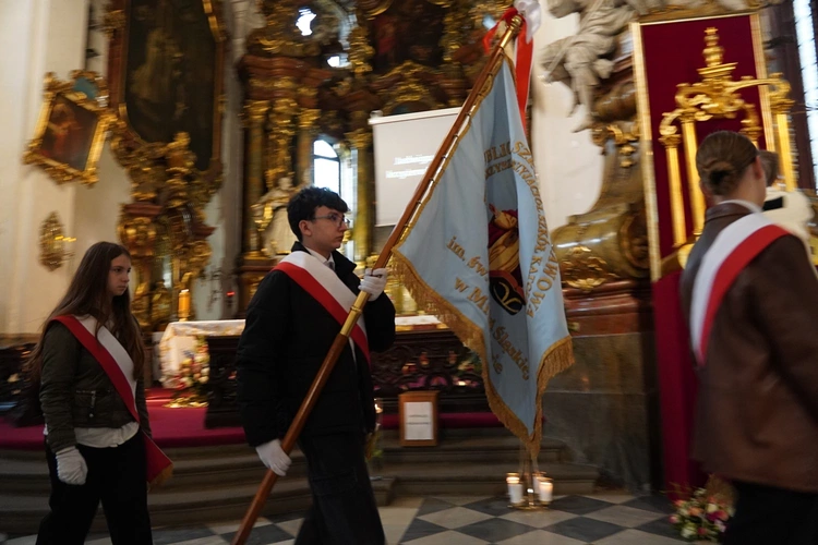 Pielgrzymka chorych, a także uczniów szkoły imienia św. Jadwigi u swojej patronki